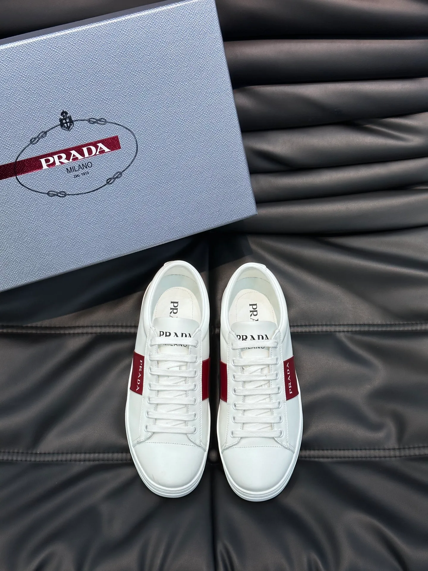 Men's shoes 💰p360 "Men's shoes 💰pRAD*" Prada's new high-end men's casual sports shoes. This leather sports shoe uses calfskin upper. The body of the shoe interprets the Prada letter brand logo from multiple angles. The brand logo is embellished on one side of the upper, all explaining the brand style. Sheepskin lining, lightweight, comfortable and durable! Size: 38-44